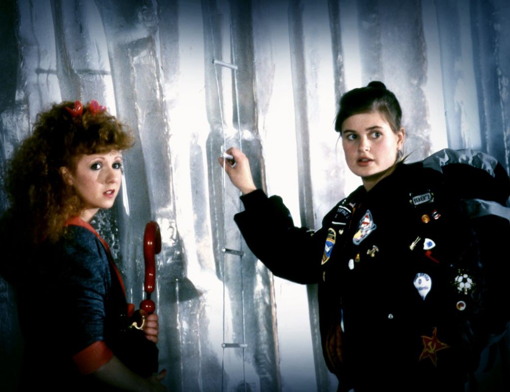 Begegnung zweier Companions: Mel Bush (Bonnie Langford) und Ace (Sophie Aldred). Foto: Pandavision/BBC Germany