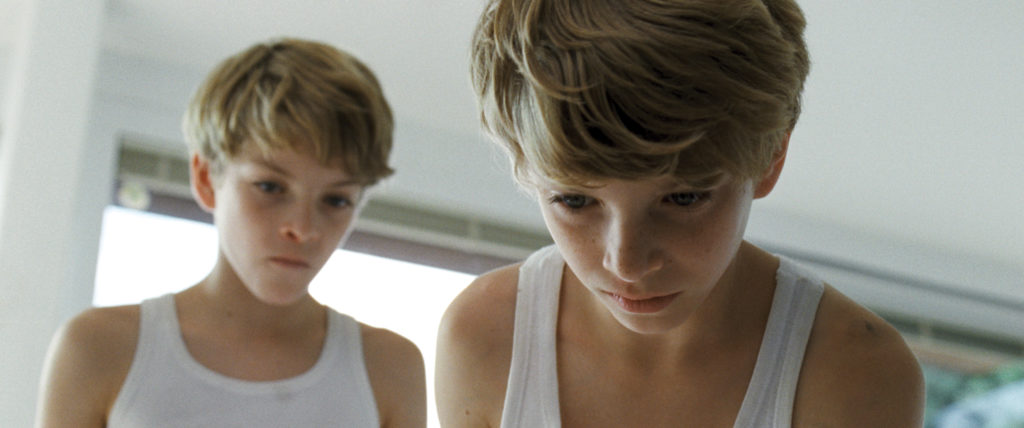 Die eineiigen Zwillinge Elias und Lukas (Elias und Lukas Schwarz in „Ich seh, Ich seh“, Foto: Koch Media)