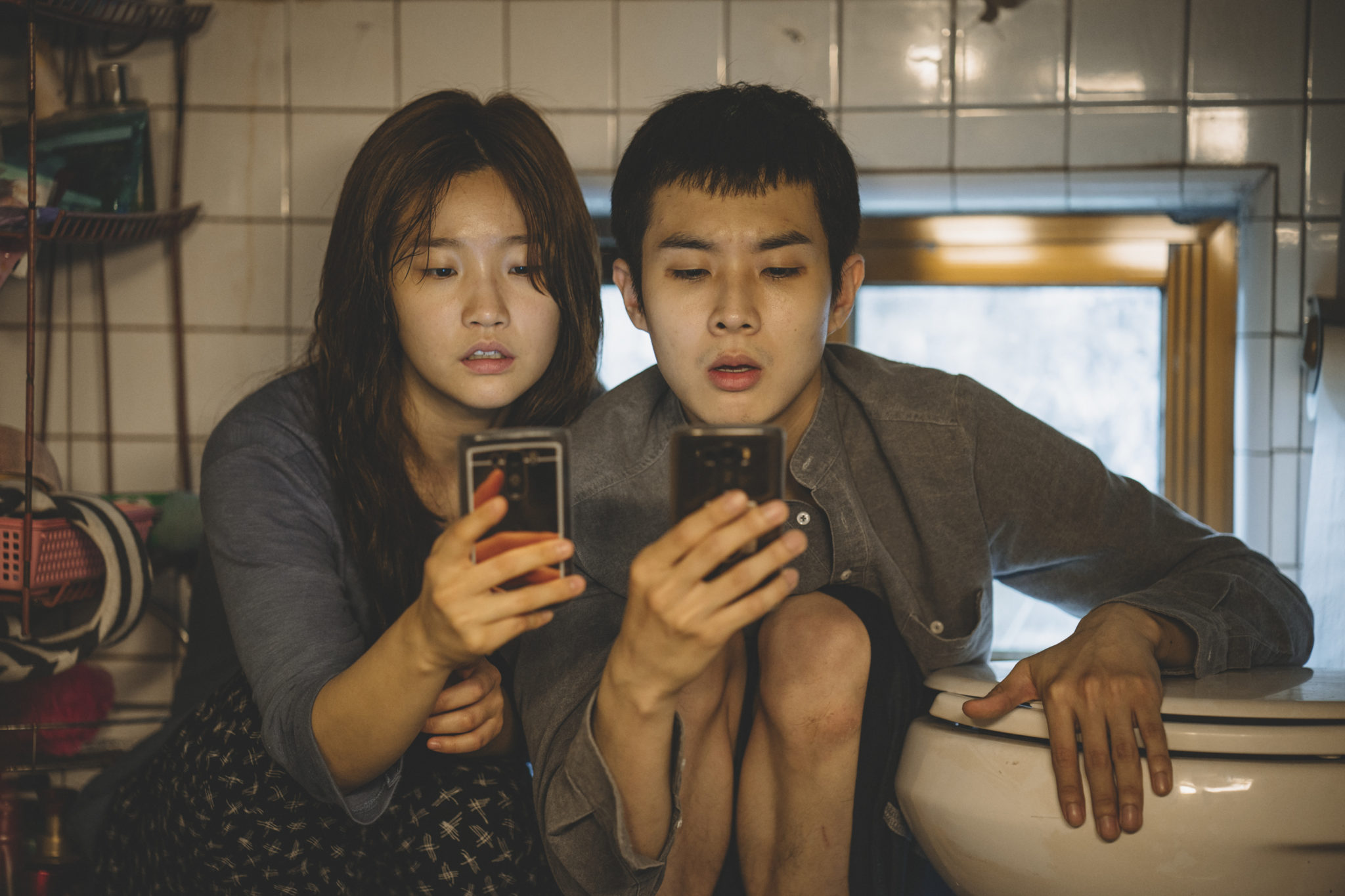 Der WLAN-Empfang ist auf der Toilette am Besten, wie praktisch … (Woo-sik Choi und So-dam Park, Foto: Koch Media)