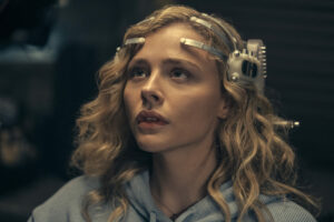 Junge Frau trägt futuristisches Headset.